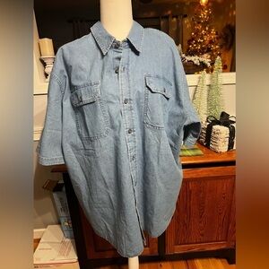 NWOT- Wrangler Men’s Short Sleeve Denim Shirt